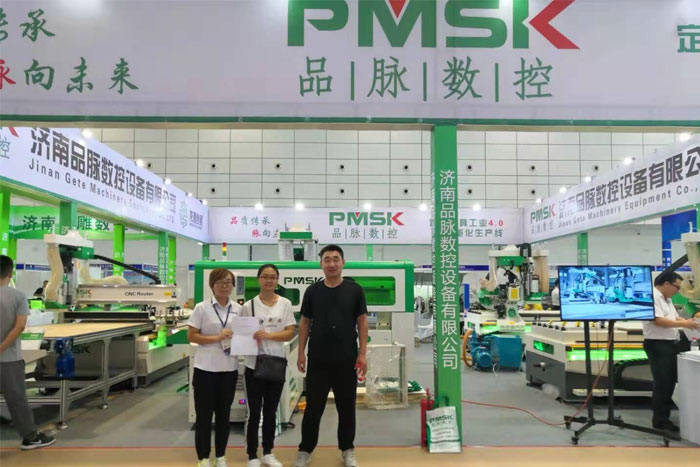 恭喜德州鄒總在濟南展會訂購數控開料機